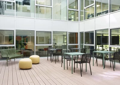 Terrasse extérieure dans un bureau - Travaux et aménagement